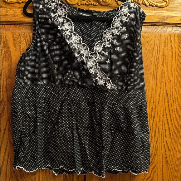 Woman’s 18/20 Sleeveless Top - Picture 6 of 7